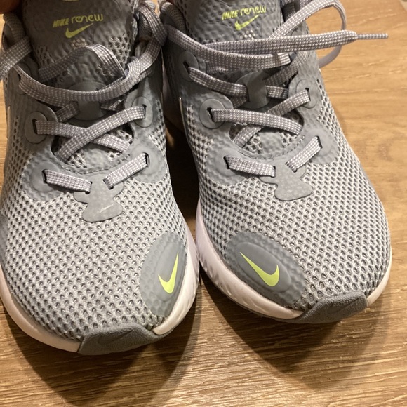 Women Nike size 6 - Picture 5 of 9